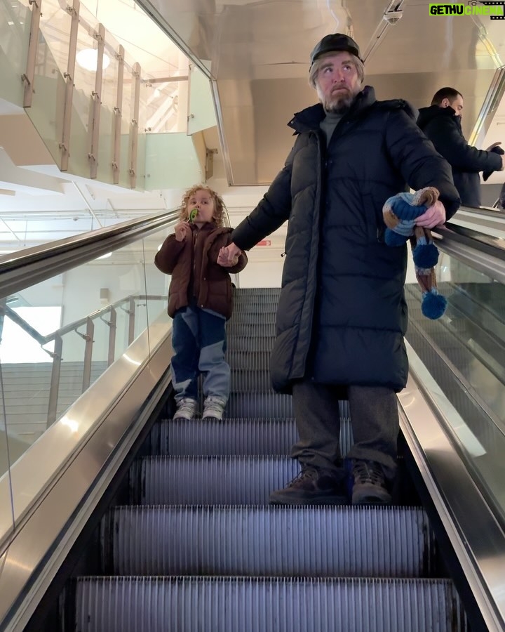 Denis Kukoyaka Instagram - Мы сделали грим и пошли гулять, кто нас узнавал, дарили им подарки😂❤️ Узнали бы нас?
