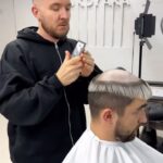 Denis Kukoyaka Instagram – Я не верил что он согласится 🤯😂⚡️⚡️

Дима наш топовый барбер и ведущий рулетки причесок. Я ради шутки предложил пари, но он согласился. Как думаете он продержится до 12 октября?)))))) 

Приходите проверяйте Диму на Луков переулок 10. Ну и записывайтесь тоже на рулетку в @kukoyakabarber.shop 😂😂😄⚡️⚡️⚡️