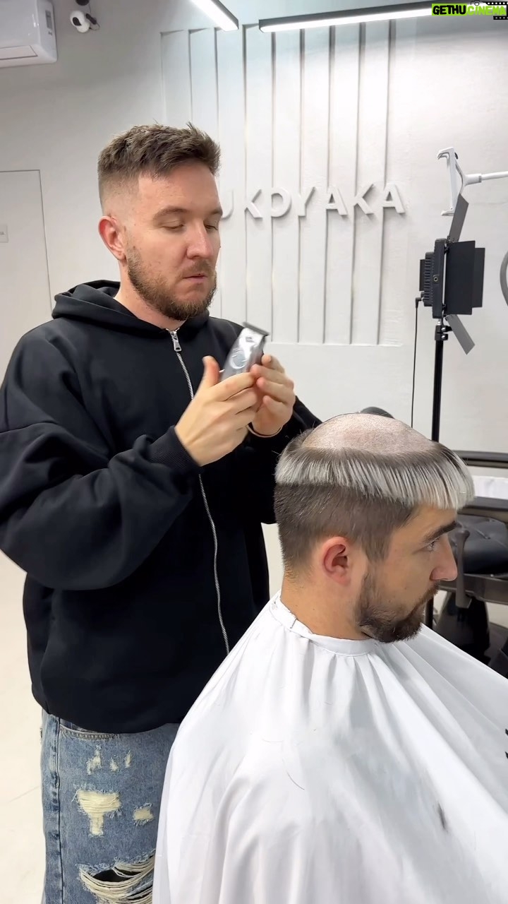 Denis Kukoyaka Instagram - Я не верил что он согласится 🤯😂⚡️⚡️ Дима наш топовый барбер и ведущий рулетки причесок. Я ради шутки предложил пари, но он согласился. Как думаете он продержится до 12 октября?)))))) Приходите проверяйте Диму на Луков переулок 10. Ну и записывайтесь тоже на рулетку в @kukoyakabarber.shop 😂😂😄⚡️⚡️⚡️