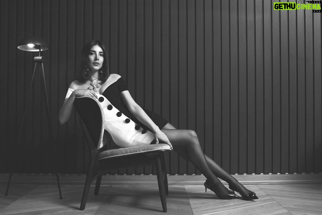 Deniz Baysal Instagram - 🖤 GYY @haleceylanbarlas @ranasworldoffashion Röportaj @mukokaya Fotoğraf @orcunmtl Styling @boreal.brandlifting Makyaj @alevkaya Saç @nesriincann Video @yusaebrar Fotoğrafçı asistanları @zulkarneyin.karanfil @griekran