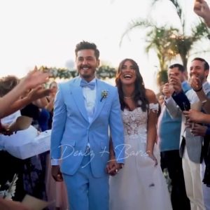 Deniz Baysal Instagram - Nereden başlasam, neler yazsam bilmiyorum... Her şey o kadar mükemmeldi ki... Böyle bi günde yanımızda olan, sabaha kadar bizimle eğlenen, mutluluğumuza mutluluk katan ailemize ve dostlarımıza teşekkür ediyorum❤️ Özel teşekkürlerimiz de var tabii ki ;
Bana hayalimin ötesinde gelinlikler hazırlayan, sadece harika bi tasarımcı değil , ayrıca bana dost olan @zeliakacar @sagazacouture a,
Ailemiz gibi olup, hep rahat olmamızı sağlayan, mükemmel bi organizasyon yapan @davetvarorganizasyon a, 
Saç ve makyajda gözüm kapalı güvendiğim, çok güzel hissetmemi sağlayan  @ahmetcobain , @rifatyuzuak , @by_orhancakal , @ramazan_batak a,
Tasarımlarıyla her zaman gözlerimi kamaştıran, taçlarına aşık olduğum @gaios.co a, 
İlk düğünleri olmamızın da yaşattığı güzellikle her zamanki gibi efsane ev sahipliği yapan @momodalyan a,
Tüm gece kimsenin oturmayıp, herkesin eğlenmesini sağlayan @firstbandistanbul a,
Sabahtan yanımıza gelip her anımıza ortak olan, bizi sakinleştiren, çektikleri her fotoğrafa, videoya hayran olduğumuz canlarımız @puciwed e ÇOOOOOOKKKK TEŞEKKÜR EDERİZ ❤️ #denizbarisrocks