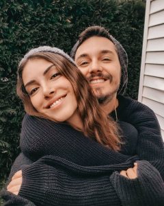 Deniz Baysal Instagram - Yaşasın kedi tüylü kazaklar 💜