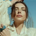 Deniz Baysal Instagram - “Sıcak bir gün. Sıkıcı geçen kış aylarının ardından havanın bu kadar güzel olması enerjimizi yükseltiyor. Sabahın ilk saatlerinden itibaren yola koyuluyoruz. İstanbul bu kez farklı geliyor gözüme. Boğaz’ın masmavi rengi, martıların özgür ruhu, bir yere yetişmeye çalışan vapurlar… Yazın gelişini fark etmek çok iyi hissettiriyor. Beykoz’a çeviriyoruz rotamızı. Doğanın içinde, huzur veren bir ambiyansa doğru yola koyuluyoruz. Tam bir ALL kadını olan Deniz ile nasıl bir enerji yakalayacağımızı merak ediyorum. Varış noktasına geldiğimizde ekibin son hazırlıkları, güzel bir çekim olacağının sinyalini veriyor. Ve tamamlanıyoruz yuvarlak bir kahvaltı masası etrafında. Heyecanlı olduğundan bahsediyor Deniz: ‘ALL, her zaman benim için çok özel bir dergi’ cümlesini duyduğumda aradığım motivasyona da ulaşmış oluyorum. Ve masal tadında bir çekimin başrolünü üstleniyor Deniz.” Yayın Direktörü: @meltemaydin_ofc Genel Yayın Yönetmeni ve Röportaj: @salihdevrim Video: @caglapolart Moda Editörü: @cerenalist Saç: @tolgaoguzhann Makyaj: @serhatsenn Moda Editörü Asistanları: @iremakadam , @dilaraaasayarr , @c.cerenkara Makyaj Asistanı @itsardagurdal Mekanlar: @ritaciftlik @karayelatciftligi