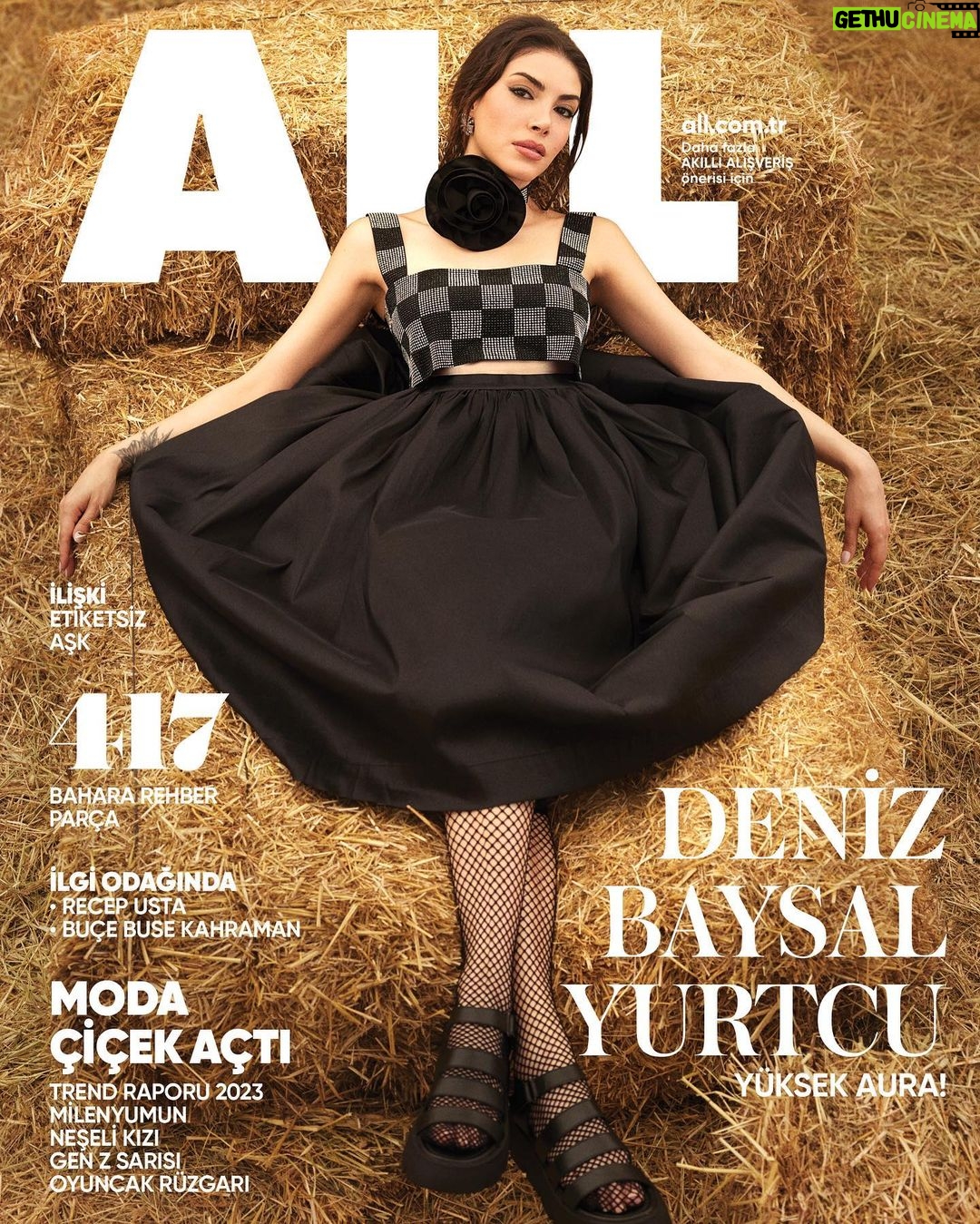Deniz Baysal Instagram - Duru bir aura, zamansız bir duruş. Deniz Baysal rüya tadında bir masalın içinde, farklı noktalara doğru keşif sürecinde. Kimi zaman mücadeleci, kimi zaman aşk uğruna tutku sahibi. Kısacası ilham veren haliyle olduğu gibi! @denizbaysal_ ‘ın kapağında yer aldığı ALL Nisan 2023 sayısı çok yakında dijital platformlarda ve raflarda! Yayın Direktörü @meltemaydin_ofc Genel Yayın Yönetmeni / Röportaj @salihdevrim Fotoğraf @burakelmali Moda Editörü @cerenalist Saç @tolgaoguzhann Makyaj @serhatsenn Fotoğraf Asistanları @bedirhantopcu14 @talhaelmass Moda Editörü Asistanları @iremakadam , @dilaraaasayarr , @c.cerenkara Makyaj Asistanı @itsardagurdal Mekanlar @ritaciftlik @karayelatciftligi