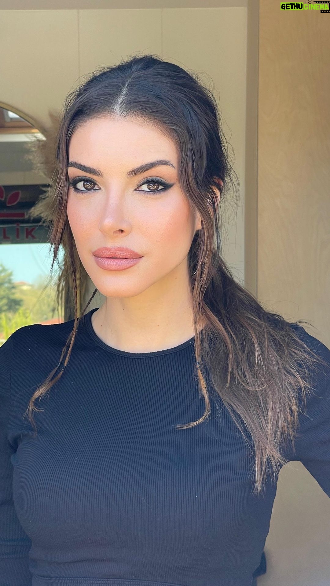 Deniz Baysal Instagram - Deniz 🤍 @denizbaysal_ #smokeyeye #sunkissed #makeup
