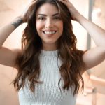 Deniz Baysal Instagram - Yoğun set temposu arasında saçlarımın bakımını ihmal etmiyorum✨ Saçlarımın rutin temizliğinde ve özellikle yaşadığım saç dökülmelerinde BIOBLAS bugünlerde en büyük kurtarıcım ♥️ Gerçek saç dökülmelerini engelleyerek saçlarımın daha sağlıklı uzamasına yardımcı oluyor. 💁🏻‍♀️♥️😌 Bioblas içerdiği bitkisel özler; PROCYANIDIN ve Biotin ile saçı kökten uca besleyerek güçlendiriyor. Ayrıca saç dökülmelerini oranında azaltıyor. Size de öneriyorum. @bioblas_turkiye #bioblas #saçdökülmesi #saçdökülmekarşıtı #işbirliği
