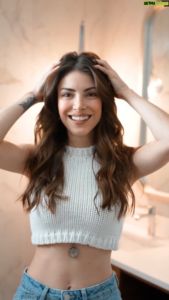 Deniz Baysal Instagram - Yoğun set temposu arasında saçlarımın bakımını ihmal etmiyorum✨ Saçlarımın rutin temizliğinde ve özellikle yaşadığım saç dökülmelerinde BIOBLAS bugünlerde en büyük kurtarıcım ♥️ Gerçek saç dökülmelerini engelleyerek saçlarımın daha sağlıklı uzamasına yardımcı oluyor. 💁🏻♀️♥️😌 Bioblas içerdiği bitkisel özler; PROCYANIDIN ve Biotin ile saçı kökten uca besleyerek güçlendiriyor. Ayrıca saç dökülmelerini oranında azaltıyor. Size de öneriyorum. @bioblas_turkiye #bioblas #saçdökülmesi #saçdökülmekarşıtı #işbirliği