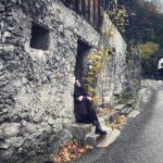 Deniz Çakır Instagram - I- Gülümse! gör ölümsüz karşılığını bunun İşte Lambalar, bardaklar, çiçekli güz sürahileri. II- Günün ilk saatleri İyi biliyorum, ilk saatleri günün Peki, nedir öyleyse bu sabah silintisi. III- Hiçbir dilde söylenmemiş Hiçbir dilde yazılmamış Sözler ve şarkılar içindeyim. IV- Neden aklıma geliyor istasyon büfesindeki duruşun Hava soğudu -kasımın son günleri- Kar yağacak, bembeyaz olacak unutulmuşluğun. V- Bir gemi geçiyor, sessiz bir gemi Oysa yolcularla dolu içi Girince gemiye kimseler yok -dalgalardan başka- VI- Bütün gün yağmur yağdı Ya da bir gün içinde bir yıldan fazla Günü ıslattı bu yağmur. VII- Nedir mi yalnızlık -kendine sor önce- Bir sabah, erkenden, bir kir çiçeğini üzerinde Görünce parladığını bir çiğ tanesinin. VIII- Gölgen yok senin, ayak izlerin yok Neden mi?acılar barınmamış ki sende Mutluluk yok mutsuzluk yok Edip CANSEVER Sonrası Kalır II, S.238-241