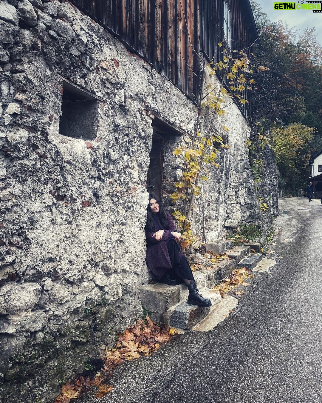 Deniz Çakır Instagram - I- Gülümse! gör ölümsüz karşılığını bunun İşte Lambalar, bardaklar, çiçekli güz sürahileri. II- Günün ilk saatleri İyi biliyorum, ilk saatleri günün Peki, nedir öyleyse bu sabah silintisi. III- Hiçbir dilde söylenmemiş Hiçbir dilde yazılmamış Sözler ve şarkılar içindeyim. IV- Neden aklıma geliyor istasyon büfesindeki duruşun Hava soğudu -kasımın son günleri- Kar yağacak, bembeyaz olacak unutulmuşluğun. V- Bir gemi geçiyor, sessiz bir gemi Oysa yolcularla dolu içi Girince gemiye kimseler yok -dalgalardan başka- VI- Bütün gün yağmur yağdı Ya da bir gün içinde bir yıldan fazla Günü ıslattı bu yağmur. VII- Nedir mi yalnızlık -kendine sor önce- Bir sabah, erkenden, bir kir çiçeğini üzerinde Görünce parladığını bir çiğ tanesinin. VIII- Gölgen yok senin, ayak izlerin yok Neden mi?acılar barınmamış ki sende Mutluluk yok mutsuzluk yok Edip CANSEVER Sonrası Kalır II, S.238-241