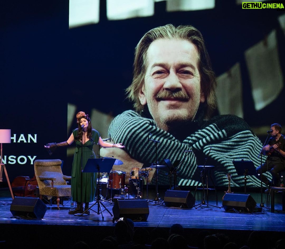 Deniz Çakır Instagram - “yorulduk mu güvercin bir yerlere konalım mı” Viyana Avusturya