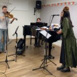 Deniz Çakır Instagram - Yarın akşam Viyana’da bazı heyecanlı şeyler olucak… Provadan bi an…💋 @kunstoffensive_wien @ates.nazmi Vienna Rehearsal Studios