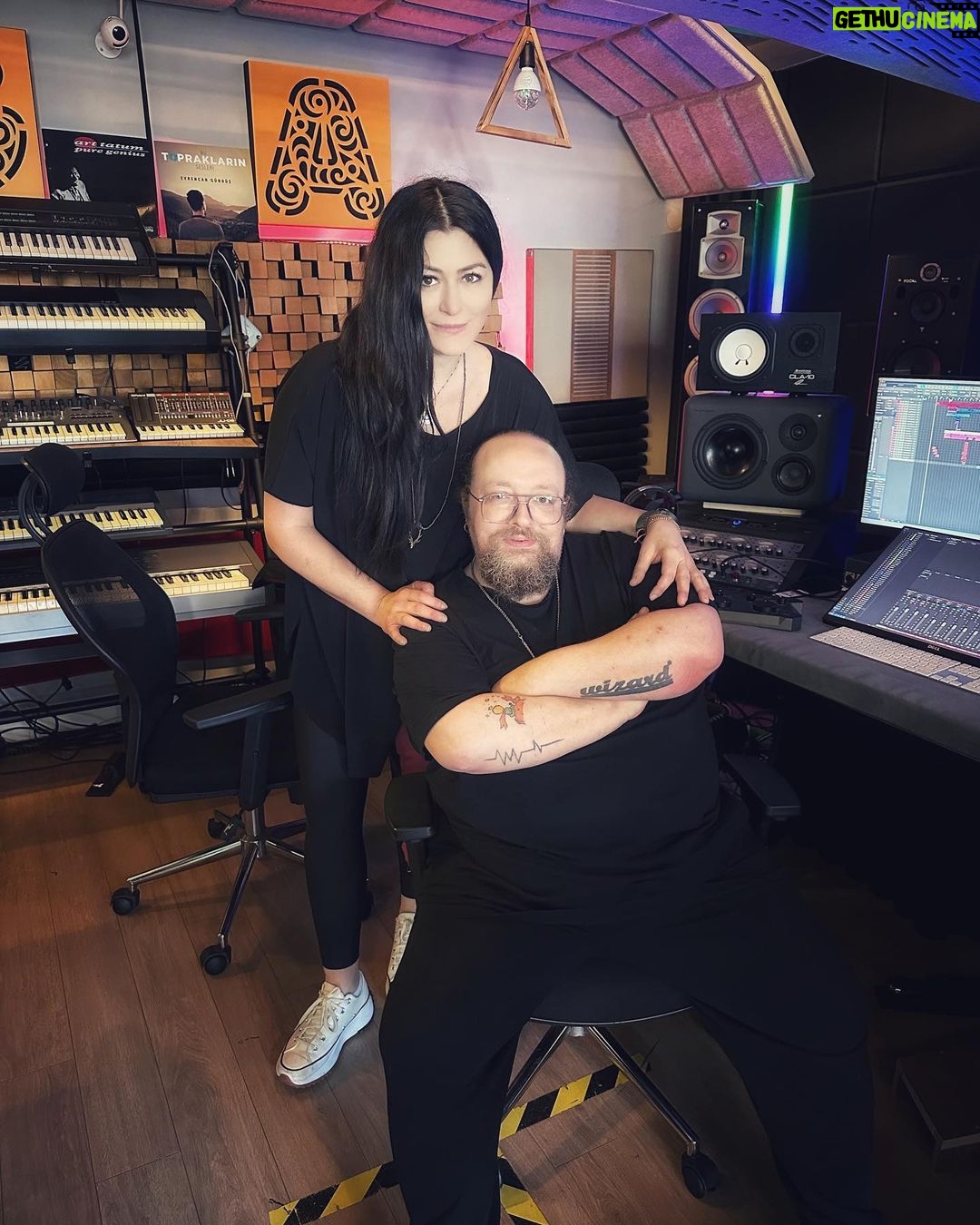 Deniz Çakır Instagram - Bazı sızılı şarkılar söylemiş olabiliriz bugün… Biz şiirimizden, şarkımızdan , hemhâl olduğumuz ,şifa bulduğumuz hiçbir şeyden vazgeçmeyenleriz… iyi ki…. @gencoari @cigdemerken @adamuzikyapim @deryaturkan