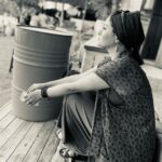 Deniz Çakır Instagram - “şu da var bütün acılara karşın hayat içimize bir nota bırakır ya en bitik günümüzde direnme notasını bir zarfa mı koyar bir deniz çırpıntısıyla mı savurur yüzümüze neşe üşüşür hayatımıza birden güç aşılar iyi güçtür baş eğdirmeyen umut altın kafesinden çıkıverir dolaşır tepemizde.” Leylâ Erbil, Tuhaf Bir Erkek s.60 📸: @cigdemerken 🌻 Off Gümüşlük