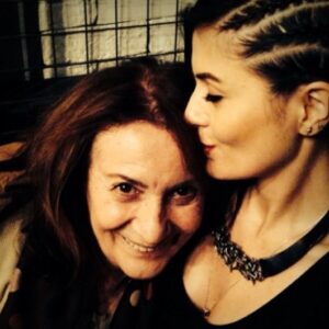 Deniz Çakır Instagram - Nasıl bi sızı bu… kalbim,ruhum,elim,kolum bitti… bittim… Canım Sabina’m…Canım Sabina’m…Canım Sabina’m….