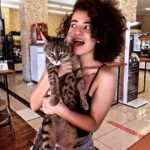 Deniz Çakır Instagram - Tarifsiz üzgün.. tarifsiz öfkeli..umutsuzum… Nasıl bu kadar kötü olunur? Nasıl olur bu kadar kötülük? Çok üzgünüm Azra..çok… Ailesine sabırlar diliyorum…. #azragülendamhaytaoğlu 🌹