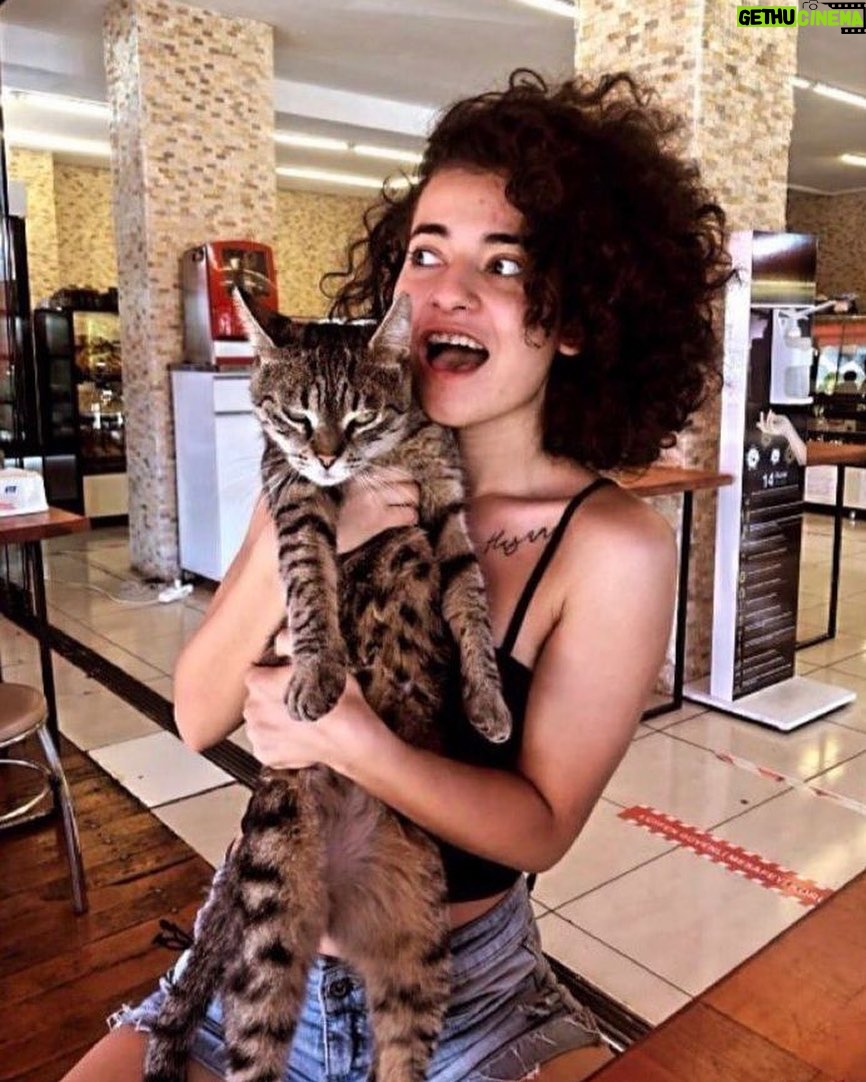Deniz Çakır Instagram - Tarifsiz üzgün.. tarifsiz öfkeli..umutsuzum… Nasıl bu kadar kötü olunur? Nasıl olur bu kadar kötülük? Çok üzgünüm Azra..çok… Ailesine sabırlar diliyorum…. #azragülendamhaytaoğlu 🌹