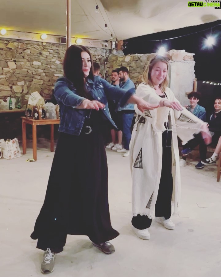 Deniz Çakır Instagram - Tatlı bi maceraydı..emeği geçen herkese minnetle…🌿 “Aslında Özgürsün” @alikemalguven @witchcraft_films @gain Bozcaada, Çanakkale