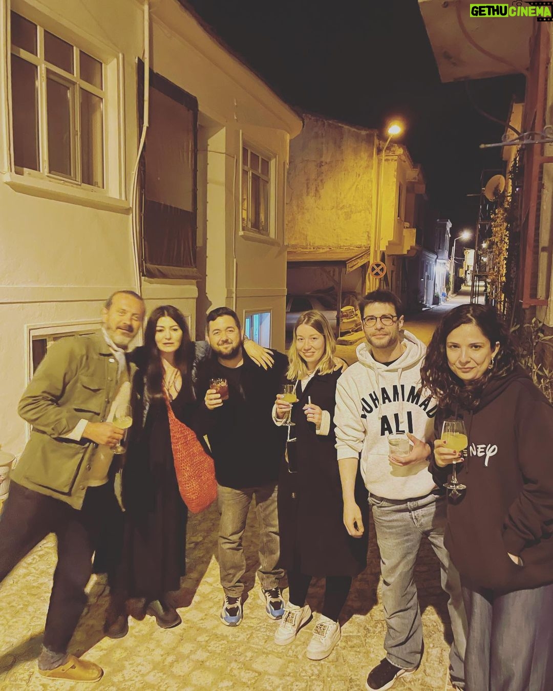 Deniz Çakır Instagram - Tatlı bi maceraydı..emeği geçen herkese minnetle…🌿 “Aslında Özgürsün” @alikemalguven @witchcraft_films @gain Bozcaada, Çanakkale