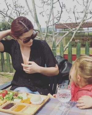 Deniz Çakır Instagram - Tatlı Sena ne yapıyor acaba…2,5 yıl olmuş… 🌻🌻🌻
#tbt
#tire