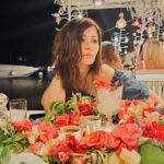 Deniz Çakır Instagram – Bırakmak mevsimi… yargıyı,beklentiyi,
dile düşen sitemi….
Kalbe düşen her şeyin yaşanması mevsimi…
Şarkının susmaması mevsimi… aromalı öğleden sonraların akşamlara bağlanma mevsimi… aşkla… 🌿 Gümüşlük, Muğla, Turkey