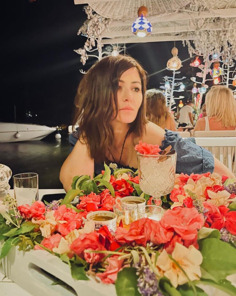 Deniz Çakır Instagram - Bırakmak mevsimi… yargıyı,beklentiyi, dile düşen sitemi…. Kalbe düşen her şeyin yaşanması mevsimi… Şarkının susmaması mevsimi… aromalı öğleden sonraların akşamlara bağlanma mevsimi… aşkla… 🌿 Gümüşlük, Muğla, Turkey