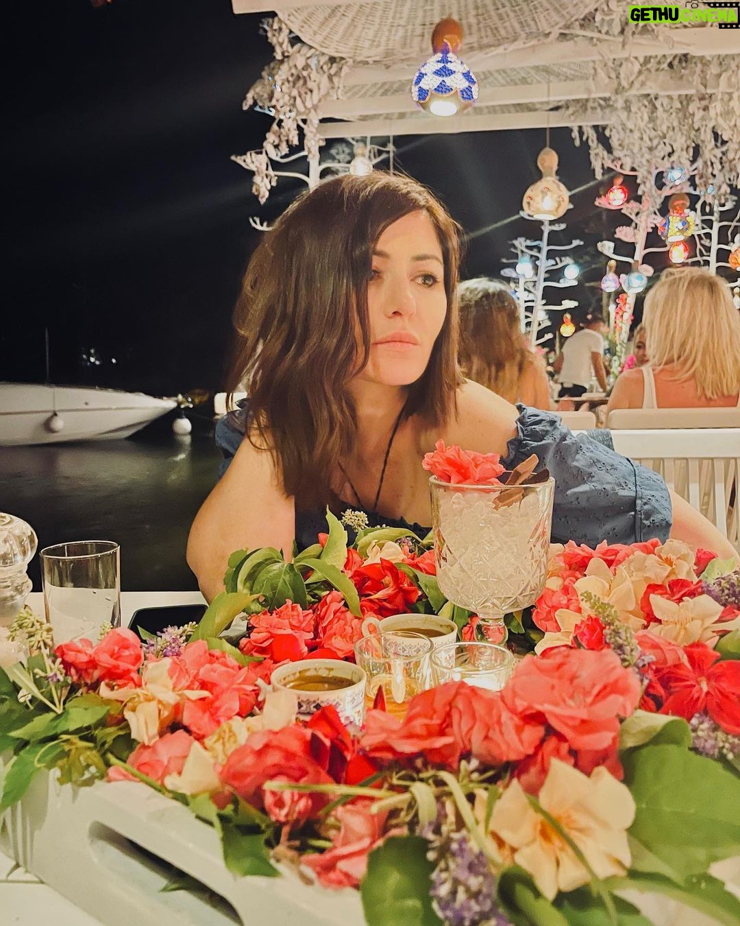 Deniz Çakır - 64.5K Likes - Bırakmak mevsimi… yargıyı,beklentiyi,
dile düşen sitemi….
Kalbe düşen her şeyin yaşanması mevsimi…
Şarkının susmaması mevsimi… aromalı öğleden sonraların akşamlara bağlanma mevsimi… aşkla… 🌿