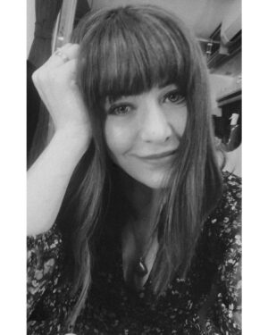 Deniz Çakır Instagram - Sitemi dilinden düşürüp,
öfkenin altını kıstığında daha katlanılır şey yaşam... Hem herkesin hayatı kendine... yormamalı di mi kalbi?.. kalp mühim.. ben mühim.. sen mühim.. hayat kısa.. yorma...
30/1/2021