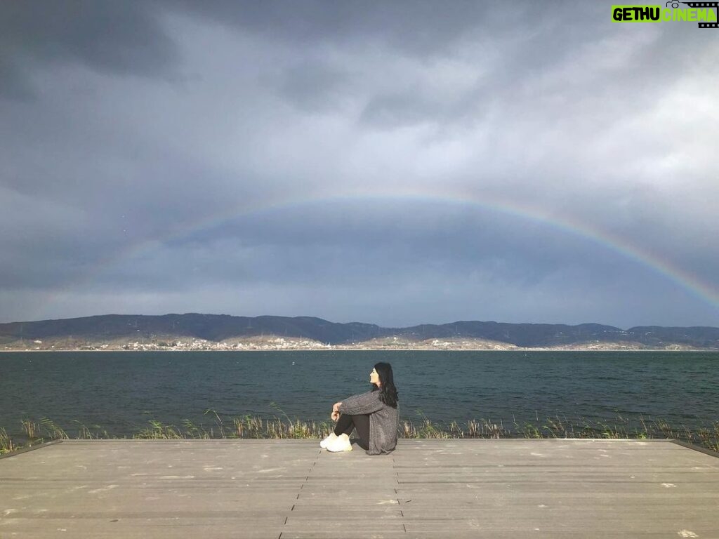 Deniz Çakır Instagram - Şimdi yeni şeyler söylemek lazım... Rağmen ve inatla...🌿 📸 @eray78 Sapanca Gölü