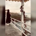 Deniz Çakır Instagram - Göl hep iyi gelir bana... hep iyi geldi...göle uyandım 3 sabah... ruha iyi gelen kaçma alanları olmalı insanın..ruha iyi gelen şarkılar dinleyip yenilendiği... her şey için bin minnet... 🌿 @golevikonaklamarestaurant Gölevi Resort Sapanca