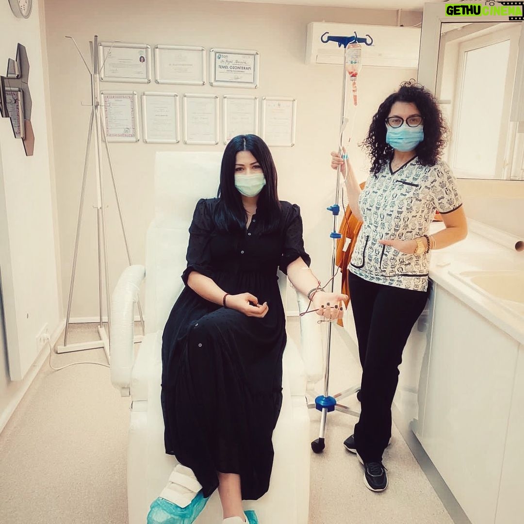 Deniz Çakır - 38.6K Likes - Bugün Ozon Terapinin 10. seansını tamamladık... ama bırakmak yok... şimdi daha uzun aralıklarla olarak devam... Bu süreci sağlıkla,dinç ve enerjik atlatıyor olmamda büyük emeği olan kıymetli hocam Birgül hanıma ve şahane ekibine bin minnet... Daima böyle güzel insanlarla karşılaşalım inşallah...🌻🌻🌻