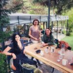 Deniz Çakır Instagram - Güzel insanlar biriktir kendine.. sonra en güzel ayında sonbaharın ,bir öğleden sonra kahvesinde buluş onlarla ,bir güzel mekanda ... ve mutlaka en az bi kedinin başını okşamayı ihmal etme.. Sonra düşün ,bak hayat geçiyor..her şey geçiyor.. bazıları hep kalıyor.. kalan mühim....🌿🌿🌿 @ozlemyurtsever @fatkasengul @atiler.restoran Atiler Restoran