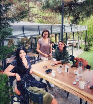 Deniz Çakır Instagram - Güzel insanlar biriktir kendine.. sonra en güzel ayında sonbaharın ,bir öğleden sonra kahvesinde buluş onlarla ,bir güzel mekanda ... ve mutlaka en az bi kedinin başını okşamayı ihmal etme.. Sonra düşün ,bak hayat geçiyor..her şey geçiyor.. bazıları hep kalıyor.. kalan mühim....🌿🌿🌿
@ozlemyurtsever 
@fatkasengul 
@atiler.restoran