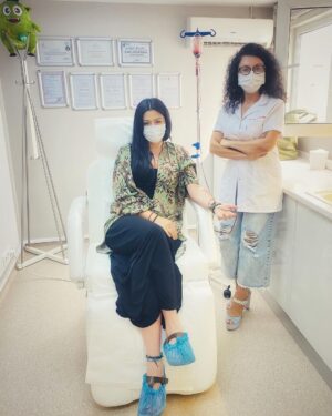 Deniz Çakır Instagram - Zor günlerden geçiyoruz herkes kendi bireysel önlemini almalı...Bağışıklık sistemimi güçlendirmek viral hastalıklara karşı direncimi artırmak adına; doktorum Birgül hanımın tavsiyesiyle Ozonterapiye başladım bugün... haftada sadece 15 dk’mı alacak.. 
O  kadar çok faydasını duydum ki bu terapinin.. Metabolizmaya,cilde,saça, hayat enerjisine...Her şeyden önce hayat kalıteni artırıyor...Ozon gazı doğada bilinen en güçlü dezenfektanlardan biri.. Gönül rahatlığı ile tavsiye ediyorum... Ayrıntıları doktorumun sayfasından bulabilirsiniz... @dr.birgulaltunturk