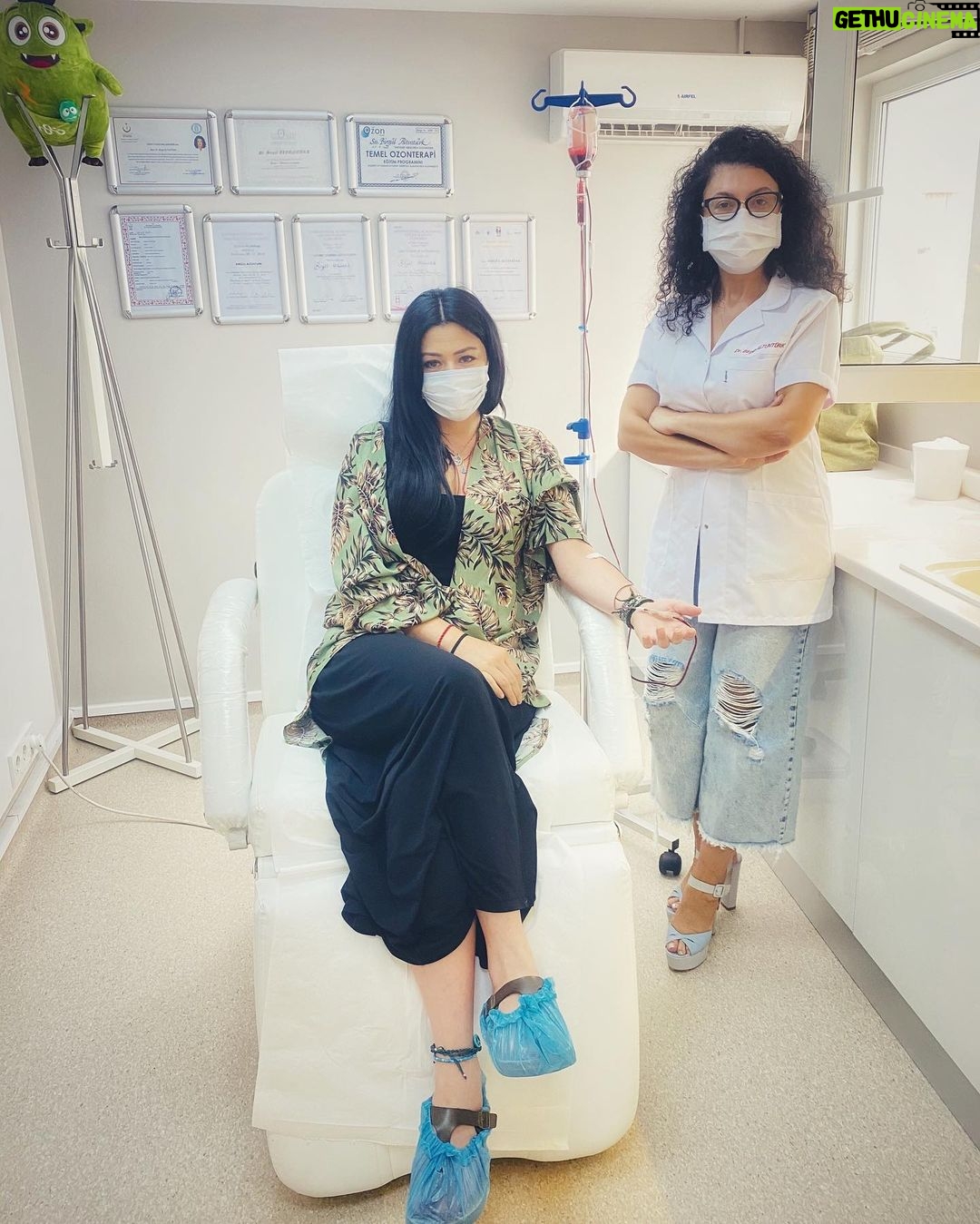 Deniz Çakır - 39.5K Likes - Zor günlerden geçiyoruz herkes kendi bireysel önlemini almalı...Bağışıklık sistemimi güçlendirmek viral hastalıklara karşı direncimi artırmak adına; doktorum Birgül hanımın tavsiyesiyle Ozonterapiye başladım bugün... haftada sadece 15 dk’mı alacak..
O kadar çok faydasını duydum ki bu terapinin.. Metabolizmaya,cilde,saça, hayat enerjisine...Her şeyden önce hayat kalıteni artırıyor...Ozon gazı doğada bilinen en güçlü dezenfektanlardan biri.. Gönül rahatlığı ile tavsiye ediyorum... Ayrıntıları doktorumun sayfasından bulabilirsiniz... @dr.birgulaltunturk