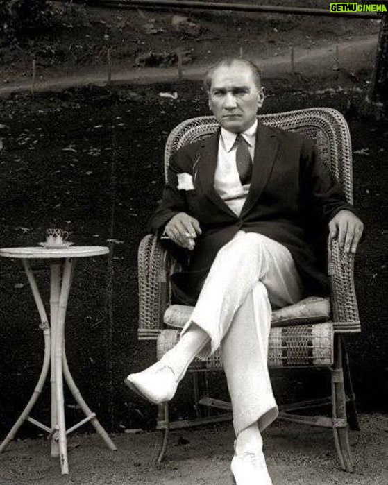 Deniz Çakır Instagram - 30 Ağustos Zafer Bayramımız kutlu olsun.... 🇹🇷 Her gün daha fazla minnet,her gün daha fazla özlemle...🌿