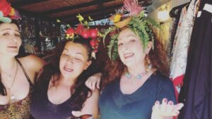 Deniz Çakır Instagram - Bir yaz daha bitiyordu... Neşemiz hiç bitmesindi...🌿
@deryaalabora 
@cigdemerken 
@bukabyburcak 
@off_gumusluk