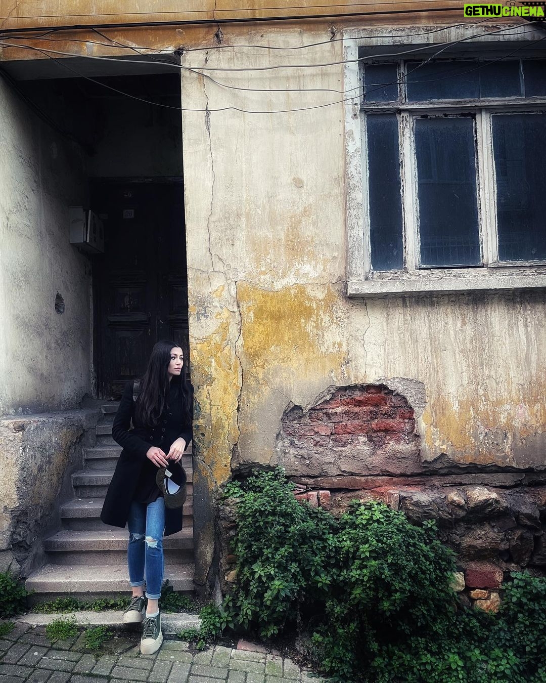 Deniz Çakır Instagram - Mahallede akşamüstü…🌿 📷: @zagorbaykal Rumeli Hisar, Istanbul, Turkey