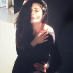 Deniz Çakır Instagram - "hava aldıkça sızlayan bir diş var içimde. susmam bundan, konuşmam bundan. ben zaten o ilk acıyla ölmediğimde çok gücenmiştim hayata. insan olmuştum ilk o zaman. ya da bozmuşlardı beni yenidoğandan. kendimi acıya teslim ettiğimde hatırladım, ölünmüyordu, hatırladım." 🌿🌿🌿 #BirhanKeskin