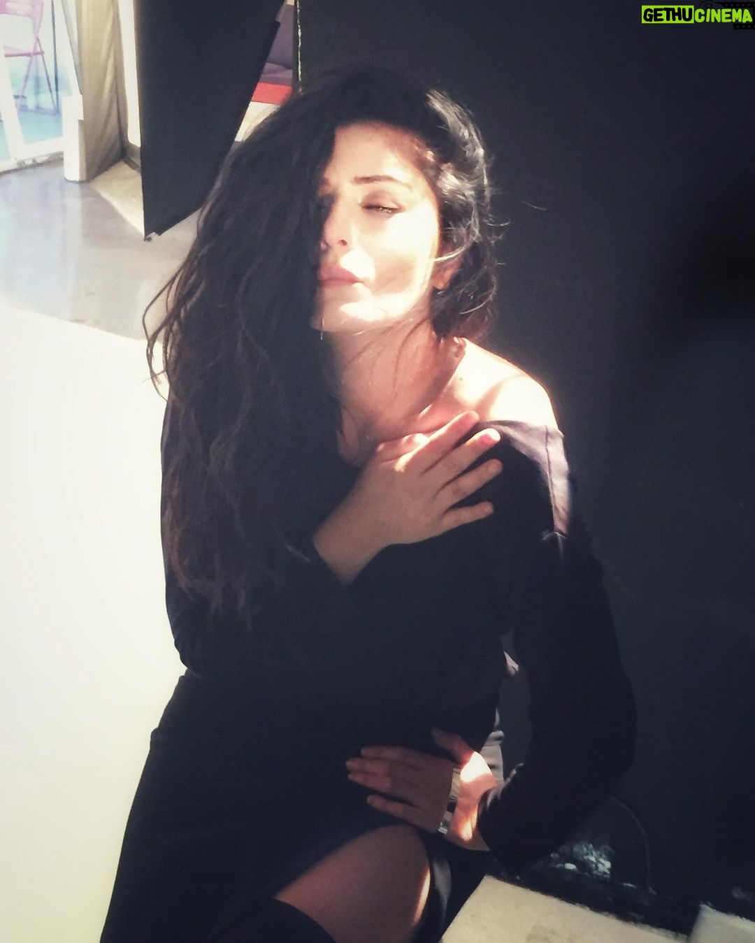 Deniz Çakır - 58.4K Likes - "hava aldıkça sızlayan bir diş var içimde.
susmam bundan, konuşmam bundan.
ben zaten o ilk acıyla ölmediğimde çok gücenmiştim hayata.
insan olmuştum ilk o zaman.
ya da bozmuşlardı beni yenidoğandan.
kendimi acıya teslim ettiğimde hatırladım,
ölünmüyordu, hatırladım."
🌿🌿🌿
#BirhanKeskin