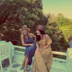 Deniz Çakır Instagram - Bu akşam kıymetlimiz sahnede.... 🎶🎵 @dilekturkan @deryaturkan @off_gumusluk Gümüşlük, Muğla, Turkey