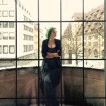 Deniz Çakır Instagram - Sonra dedim ki boşver.. biliyorum ,alışık değil dilin boşverli cümlelere... ama nelere alışmıyor ki insan... yatıştır kendini.. yatıştır.. yoksa azıcık varsa vicdanın dayanamaz aklın olup bitene... her şey de anlam aramasın kadın aklın... durdur onu... olamazsın gamsızlardan,yok ona imkan ama en azından azıcık boşver sevgili kadın ruhum... kaygı seviyen değiştirmiyor çünkü olanı biteni... azıcık dur... öylece dur... korumalı zira aklı,ruhu,kalbi.... 16/4/2020 Deniz...
