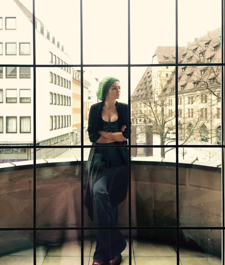 Deniz Çakır Instagram - Sonra dedim ki boşver.. biliyorum ,alışık değil dilin boşverli cümlelere... ama nelere alışmıyor ki insan... yatıştır kendini.. yatıştır.. yoksa azıcık varsa vicdanın dayanamaz aklın olup bitene... her şey de anlam aramasın kadın aklın... durdur onu... olamazsın gamsızlardan,yok ona imkan ama en azından azıcık boşver sevgili kadın ruhum... kaygı seviyen değiştirmiyor çünkü olanı biteni... azıcık dur... öylece dur... korumalı zira aklı,ruhu,kalbi.... 16/4/2020 Deniz...