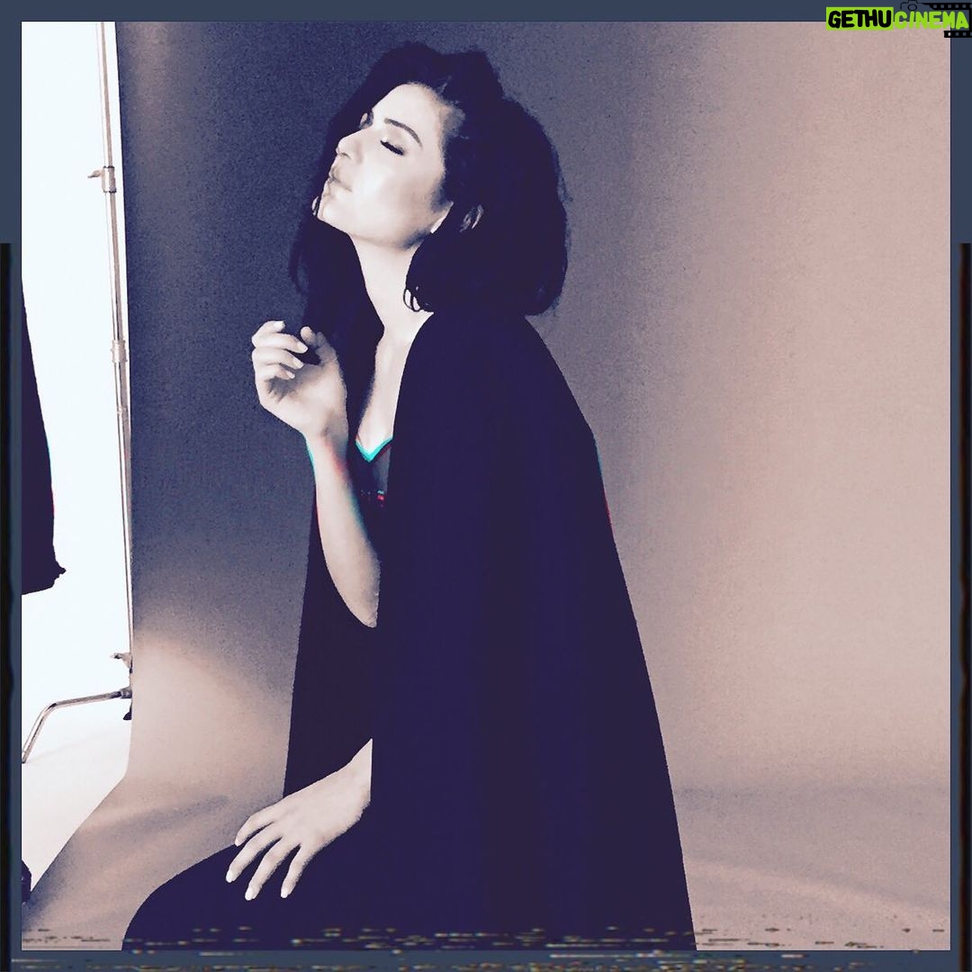 Deniz Çakır - 40.1K Likes - Şairin dediği gibi "her şey birdenbire oldu" değil..birdenbire değil..yavaş yavaş..hatta bazan çok yavaş..yaşaya yaşaya..yana yana.. kendimize uzaktan baka baka..Ama uzaktan bakmayı öğrenirken,acıta acıta kendimizi.. kırarken kolumuzu kanadımızı birileri,öğrene öğrene kendimiz kalarak ayakta durabilmeyi..Olmadık kalp kıranlardan ama anlamaya çalıştık kalbimizi kıranları..Anlamak yordu yordu yordu...ama büyüttü.. BÜYÜDÜK. Yadırgayanlar ve yargılayanlara inat...İnatla ve inançla GÜLÜMSEYEREK büyüdük... Yolumuza eşlik eden yol arkadaşlarıyla... hayatla flört ederek....MİNNET VE AŞKLA.... 16 Haziran 2017/ Gökçeada