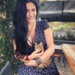 Deniz Çakır Instagram - Güzel insanlar biriktir kendine.. sonra en güzel ayında sonbaharın ,bir öğleden sonra kahvesinde buluş onlarla ,bir güzel mekanda ... ve mutlaka en az bi kedinin başını okşamayı ihmal etme.. Sonra düşün ,bak hayat geçiyor..her şey geçiyor.. bazıları hep kalıyor.. kalan mühim....🌿🌿🌿 @ozlemyurtsever @fatkasengul @atiler.restoran Atiler Restoran