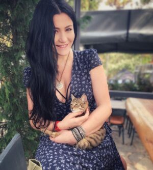 Deniz Çakır Instagram - Güzel insanlar biriktir kendine.. sonra en güzel ayında sonbaharın ,bir öğleden sonra kahvesinde buluş onlarla ,bir güzel mekanda ... ve mutlaka en az bi kedinin başını okşamayı ihmal etme.. Sonra düşün ,bak hayat geçiyor..her şey geçiyor.. bazıları hep kalıyor.. kalan mühim....🌿🌿🌿
@ozlemyurtsever 
@fatkasengul 
@atiler.restoran