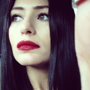 Deniz Çakır Instagram - Bazan zor zamanları doğru değerlendirmek gerek.. 🌿yazmak,çizmek üretmek için ne muazzam zaman... bazan kendine dışardan bakmak için fırsat sunar hayat... hayatı getirdikleriyle kabullenip,onunla flörtü ihmal etmemeli insan...🌿