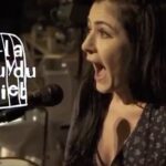 Deniz Çakır Instagram - “Tarla Kuşuydu Juliet” yarın Kozzy’de Gönül Ülkü Gazanfer Özcan sahnesinde... Ustalara saygıyla.. 🌹 Yarın 20:30’da adını mizahın ustalarından alan Kozzy sahnesinde beraber mizah yapmak dileğiyle... bekleriz efenim.... 🎭 @ezopsahne