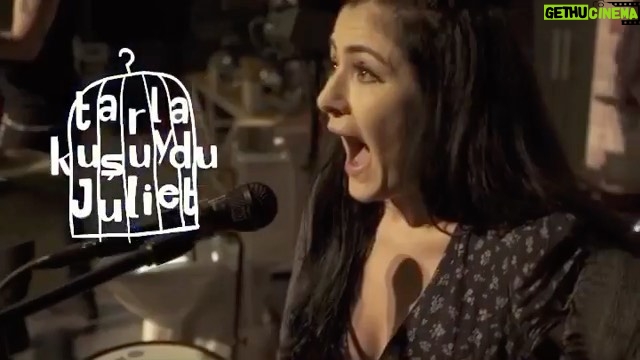 Deniz Çakır Instagram - “Tarla Kuşuydu Juliet” yarın Kozzy’de Gönül Ülkü Gazanfer Özcan sahnesinde... Ustalara saygıyla.. 🌹 Yarın 20:30’da adını mizahın ustalarından alan Kozzy sahnesinde beraber mizah yapmak dileğiyle... bekleriz efenim.... 🎭 @ezopsahne