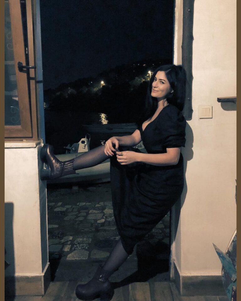Deniz Çakır Instagram - Mahal verme ... gülümse ve geç.. bak ne güzel şeyler geçiyor zihinden bazı bazı... iyi insanlara koş koş sarıl, koş koş sarıl...😉