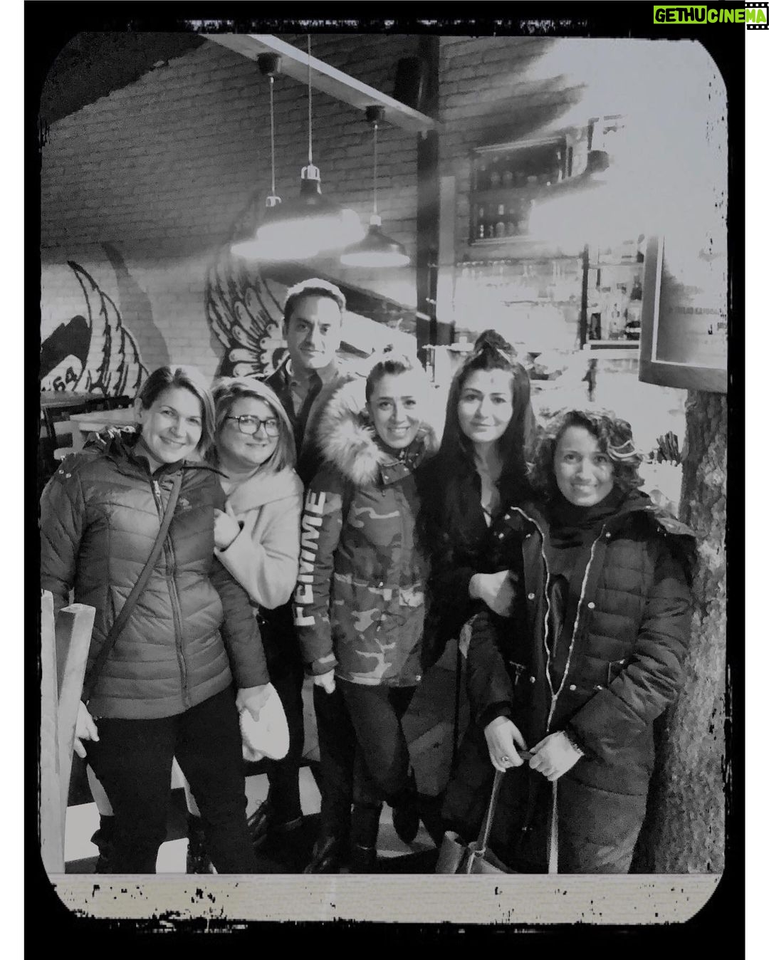 Deniz Çakır Instagram - Hiç kopmamak.. yıllara..yollara..düşmelere..kalkmalara rağmen hep kalmak.. Böyle sahici dostları olsun insanın... 👊🏻 #AyrancıSüperLisesi #AnkaraTurnesi GAGA manjero